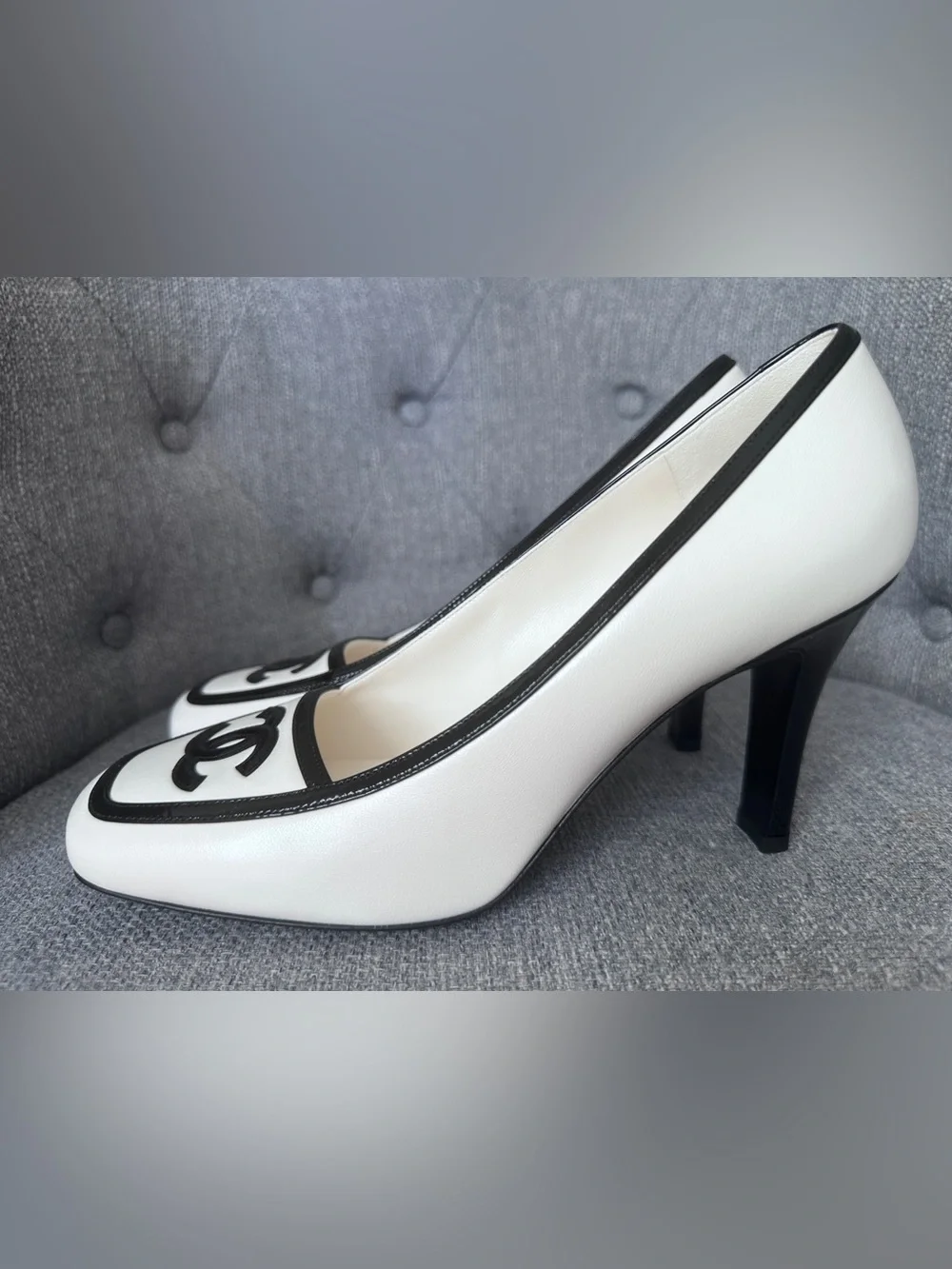 2026B CHANEL WHITE AND BLACK LEATHER PUMPS HEELS SHOES with GOLD CC LOGO 40